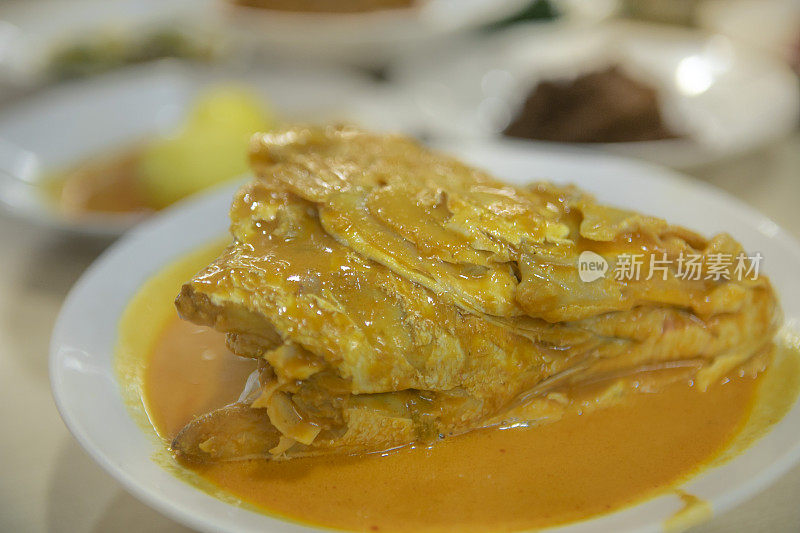 Gulai Kepala Kakap，鲷鱼咖喱头，巴东，西苏门答腊岛，印度尼西亚的传统食物